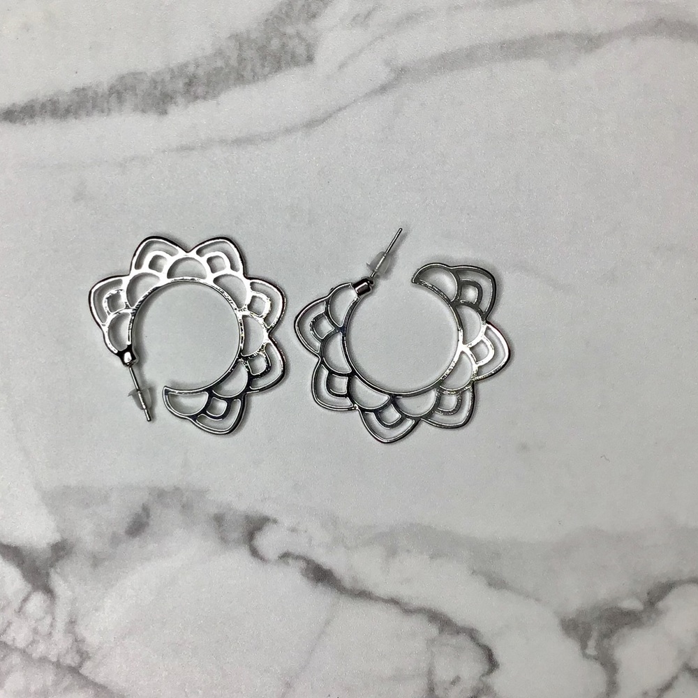 ✨SILVER FLOWER MANDALA HOOP BOHO EARRING✨